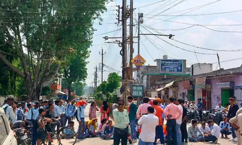 विवादों के घेरे में छत्रशाल कॉलेज के इतिहास विभाग के एचओडी, अभाविप ने महाविद्यालय के कला भवन के सामने सड़क में दिया धरना