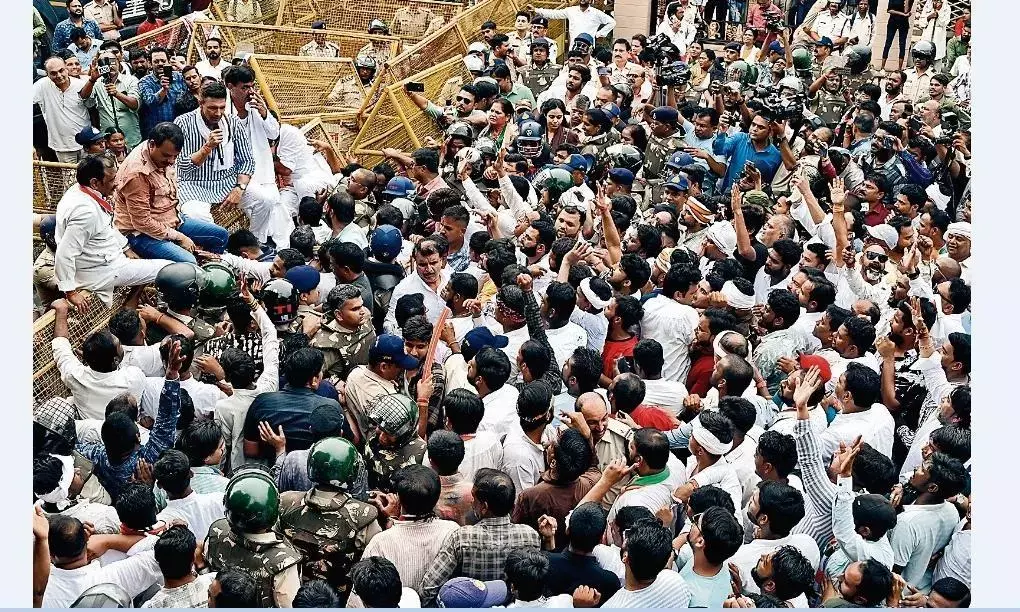 हजारों कांग्रेस कार्यकर्ताओं ने घेरा नगर निगम, जमकर प्रदर्शन