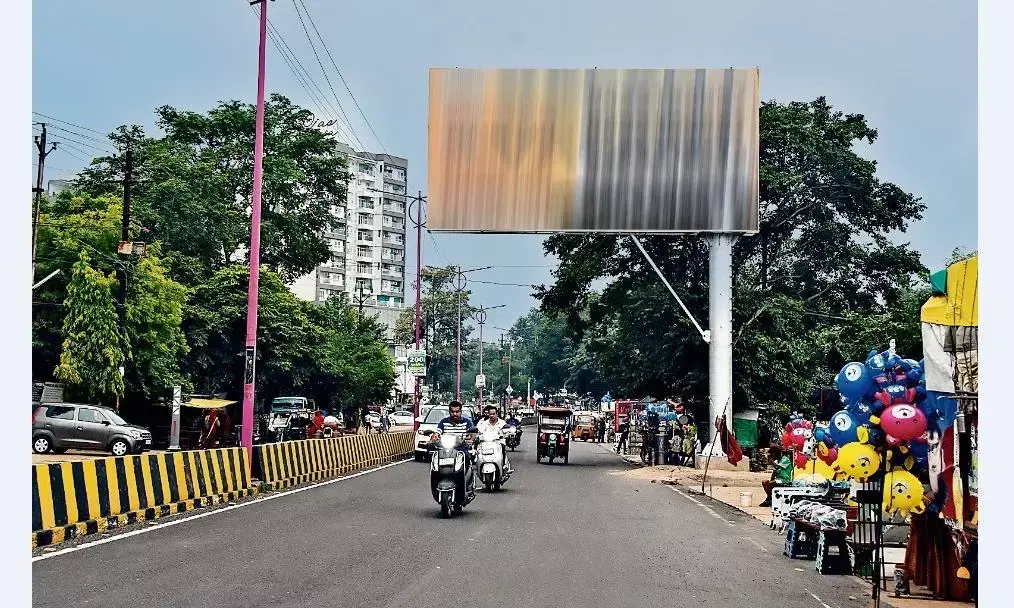 गोरखपुर में सड़क पर ही लगा दिया हवा में झूलता खतरनाक यूनिपोल