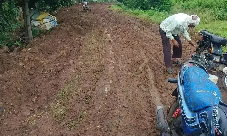 Chhindwara News-जलनिगम ने डामरीकृत सड़क पर बिछा दी मिट्टी Chhindwara News-जलनिगम ने डामरीकृत सड़क पर बिछा दी मिट्टी