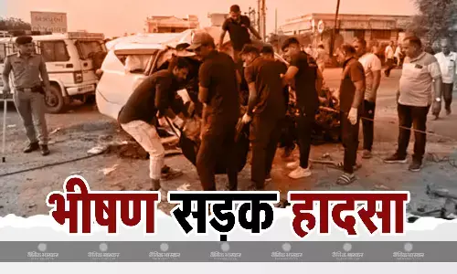 ट्रक से टकराई तेज रफ्तार इनोवा कार, 7 की मौत, एक की हालत गंभीर ट्रक से टकराई तेज रफ्तार इनोवा कार, 7 की मौत, एक की हालत गंभीर