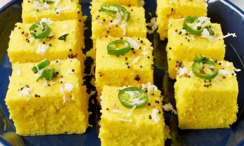 घर पर बनाएं मार्केट जैसा टेस्टी एंड फ्लफी ढोकला, सब करेंगी टेस्ट की तारीफ घर पर बनाएं मार्केट जैसा टेस्टी एंड फ्लफी ढोकला, सब करेंगी टेस्ट की तारीफ