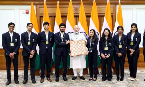 भारतीय CHESS खिलाड़ियों से मिले पीएम मोदी, ऐतिहासिक जीत पर दी बधाई