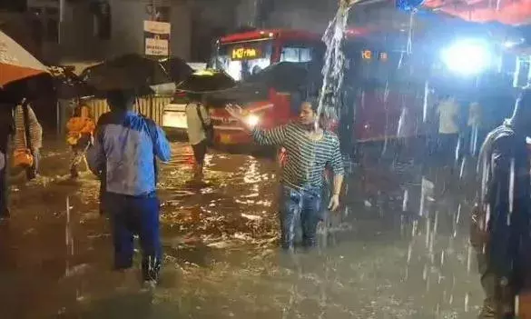 आईएमडी ने कल के जारी किया रेड अलर्ट, बंद रहेंगे स्कूल-कॉलेज, सड़क से लेकर रेल मार्ग और फ्लाइट्स पर पड़ा बुरा असर