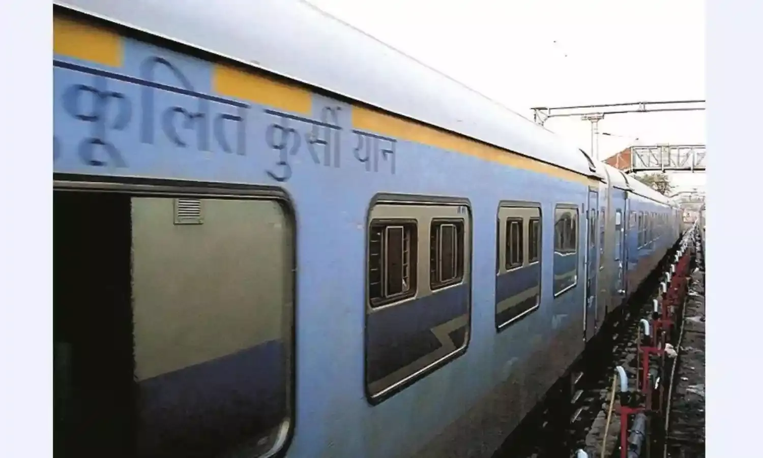गरीब रथ के बाद अब दयोदय एक्सप्रेस के कोच में निकला साँप, मचा हड़कम्प