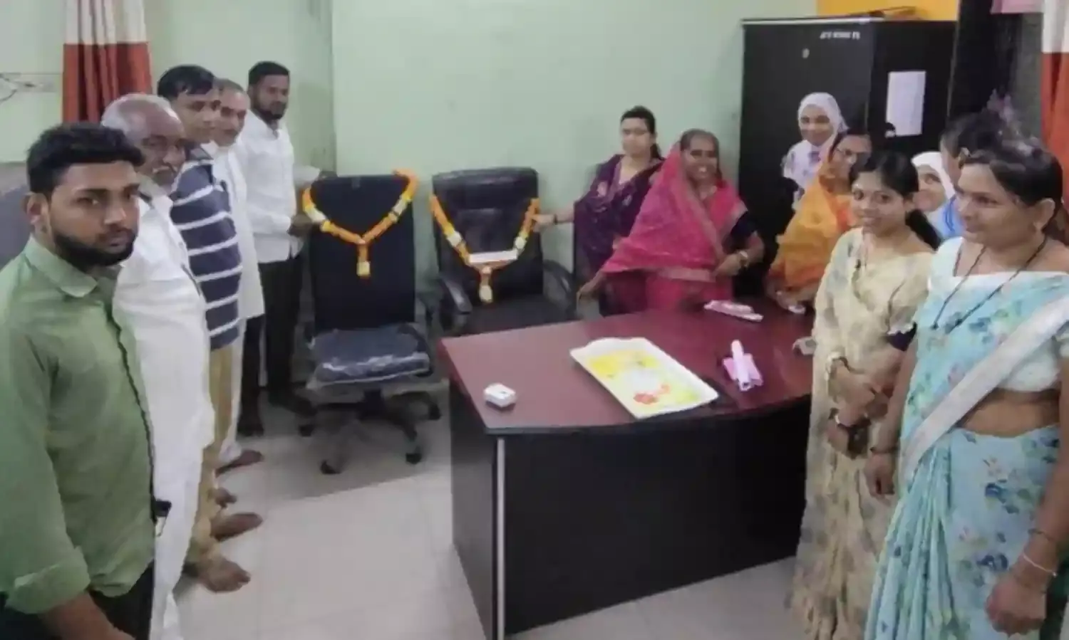 अनोखा विरोध - बोदवड नगरपंचायत में नगरअध्यक्ष और मुख्यकार्यकारी अधिकारी की कुर्सी को पहनाया हार