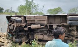 Panna News: स्टेयरिंग फेल होने से यात्री बस पलटी, घायलों का सिमरिया में हुआ उपचार