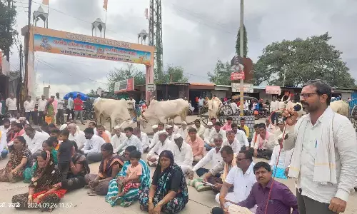 बीड के अहमदनगर महामार्ग पर किसानों का हल्लाबोल, बैलगाड़ियों के साथ चक्काजाम बीड के अहमदनगर महामार्ग पर किसानों का हल्लाबोल, बैलगाड़ियों के साथ चक्काजाम
