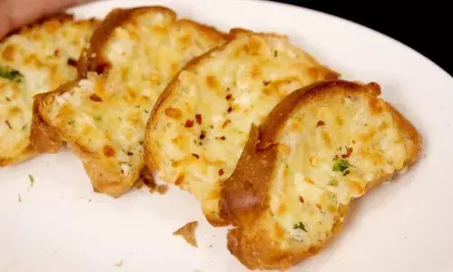 बिना ओवन के बनाएं घर पर ही एकदम मार्केट स्टाइल चीज गार्लिक ब्रेड, टेस्ट बड्स बोलेंगे थैंक्यू!