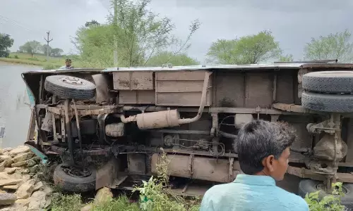 स्टेयरिंग फेल होने से यात्री बस पलटी, घायलों का सिमरिया में हुआ उपचार