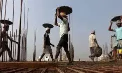 केंद्र ने असंगठित क्षेत्र के श्रमिकों के लिए न्यूनतम मजदूरी दरें बढ़ाईं केंद्र ने असंगठित क्षेत्र के श्रमिकों के लिए न्यूनतम मजदूरी दरें बढ़ाईं