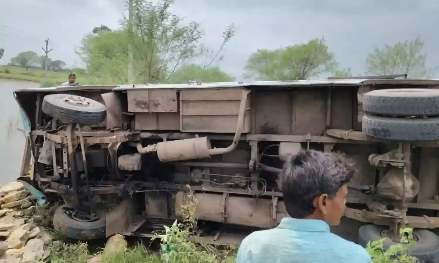 स्टेयरिंग फेल होने से यात्री बस पलटी,घायलों का सिमरिया में हुआ उपचार