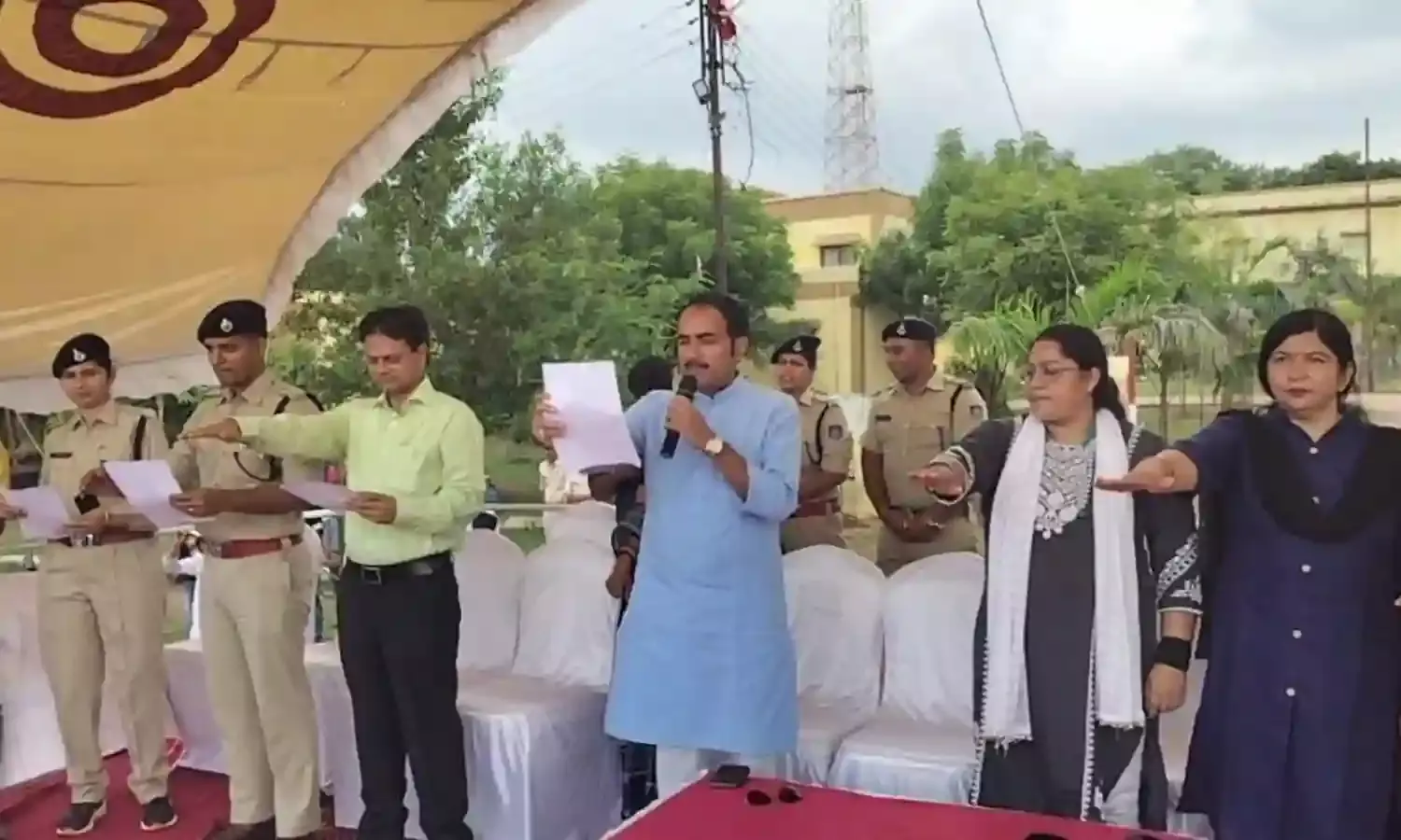 मानव श्रृंखला के जरिए दिया स्वच्छता का संदेश, पुलिस लाइन में पूर्व मंत्री की उपस्थिति में हुआ कार्यक्रम
