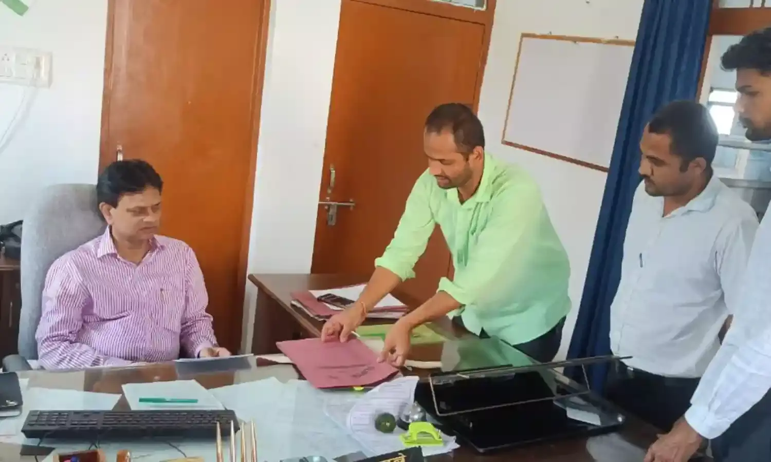 जिला उद्योग एवं व्यापार केंद्र पहुंचे कलेक्टर, उद्योगपतियों को हरसंभव सहयोग के दिए निर्देश, फेसिलिटेशन सेंटर भी देखा