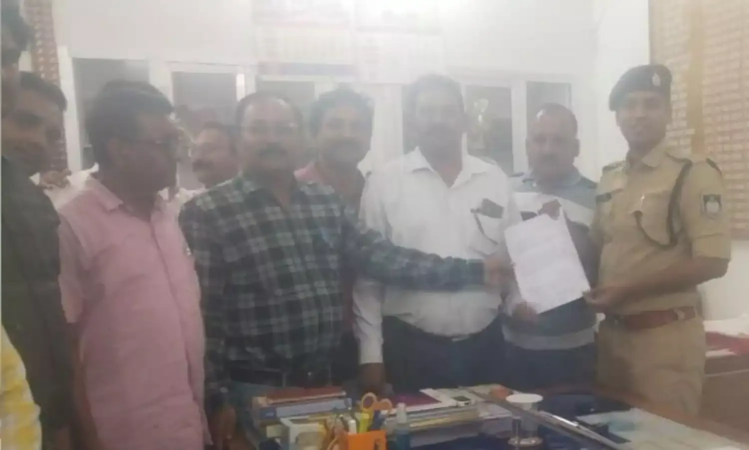 कवरेज करने गए पत्रकारो के साथ थाना प्रभारी बृजपुर पर अभद्रता किए जाने का आरोप, विरोध मे लामबंद हुए पत्रकार कलेक्टर एसपी को सौपा ज्ञापन