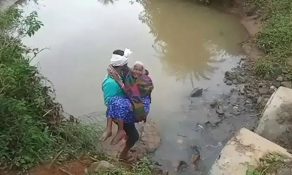 Chhindwara News- बूढी मां को गोद में उठाकर बेटे ने कराया नाला पार