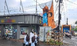 Shahdol News: नियमों को ताक पर रखकर निजी आवास पर तने अवैध होर्डिंग्स Shahdol News: नियमों को ताक पर रखकर निजी आवास पर तने अवैध होर्डिंग्स