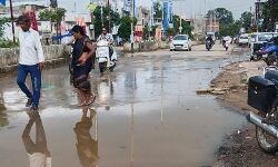 Shahdol News: कमिश्नर आफिस के सामने सडक़ पर भरा बेसमेंट का पानी Shahdol News: कमिश्नर आफिस के सामने सडक़ पर भरा बेसमेंट का पानी