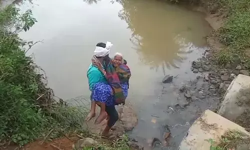 बूढी मां को गोद में उठाकर बेटे ने कराया नाला पार