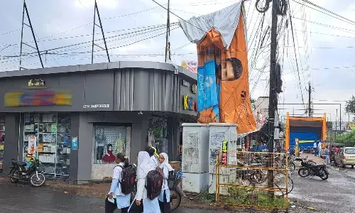 नियमों को ताक पर रखकर निजी आवास पर तने अवैध होर्डिंग्स