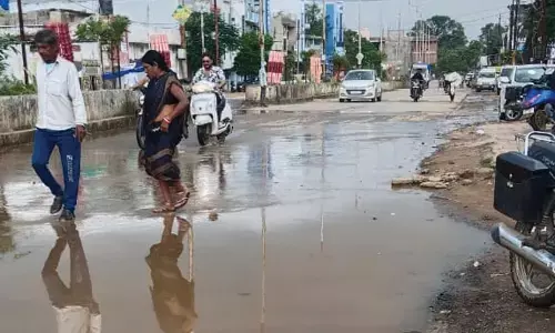 कमिश्नर आफिस के सामने सडक़ पर भरा बेसमेंट का पानी