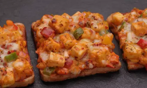 घर पर बनाना चाहते हैं पिज्जा लेकिन पिज्जा ब्रेड नहीं है अवेलेबल, तो ट्राई करें इस आसान सी पनीर ब्रेड पिज्जा की रेसिपी को, बच्चों के साथ बड़ों को भी आएगी पसंद