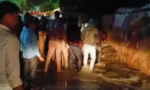 तेज बारिश के बीच गिरी दीवार, मलबे में दबे कई लोग, दो की मौत, 5 घायल