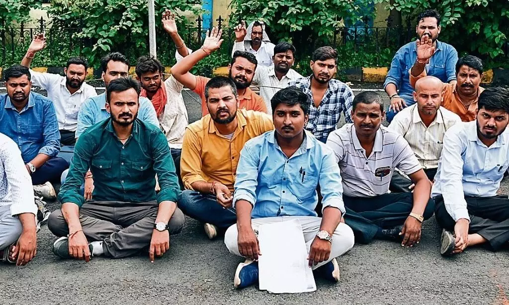 आश्रितों को रोजगार देने के लिए किया प्रदर्शन आश्रितों को रोजगार देने के लिए किया प्रदर्शन