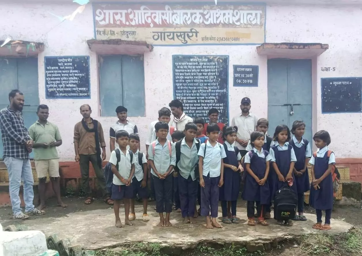 बच्चे करते रहे स्कूल खुलने का इंतजार, न प्राचार्य आए न स्टॉफ बच्चे करते रहे स्कूल खुलने का इंतजार, न प्राचार्य आए न स्टॉफ