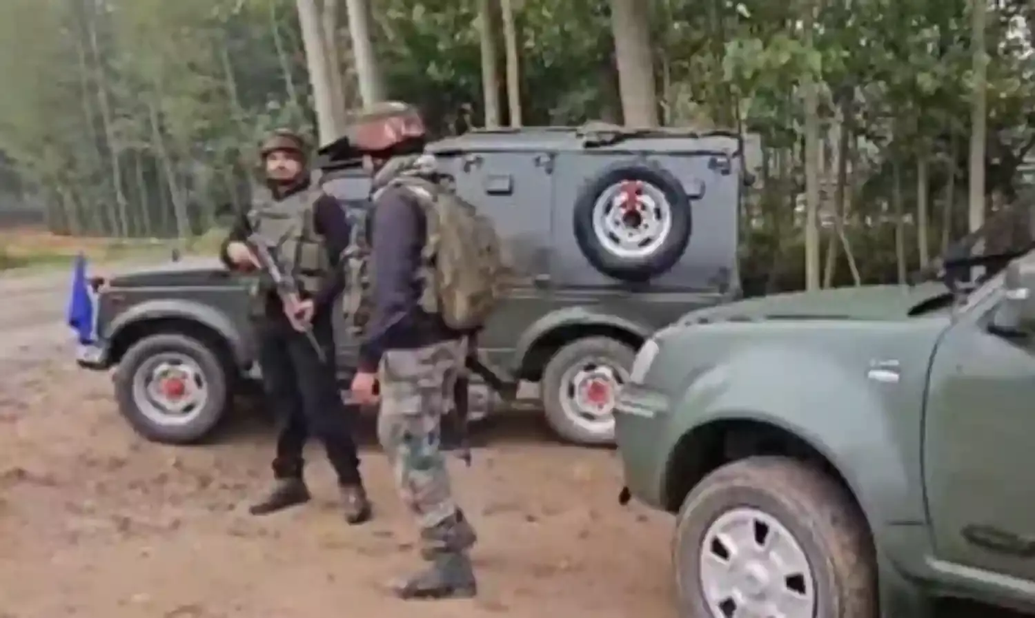 कुलगाम के आदिगाम देवसर इलाके में आतंकवादियों के साथ सुरक्षा बल की मुठभेड़