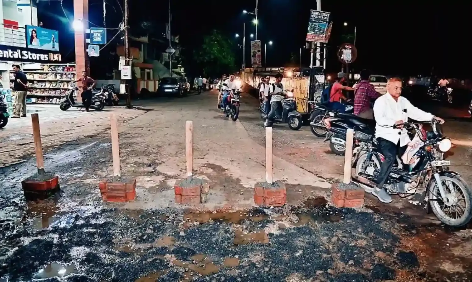 अवैध तरीके से संजीवनी नगर-कछपुरा ब्रिज रोड पर लगा दिए लोहे के पाइप