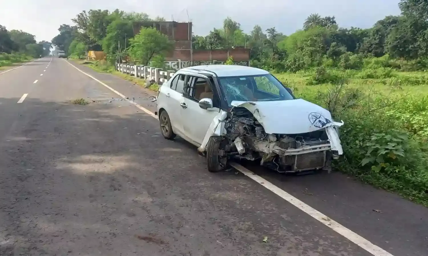 चालक को आई झपकी डिवाइडर से टकराई कार, दो घायल