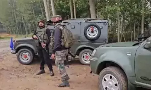 कुलगाम के आदिगाम देवसर इलाके में आतंकवादियों के साथ सुरक्षा बल की मुठभेड़