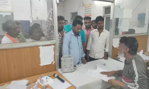 जिला अस्पताल के हालात... लैब में स्टाफ का टोटा, ड्राइवर से बंटवा रहे ब्लड जांच रिपोर्ट