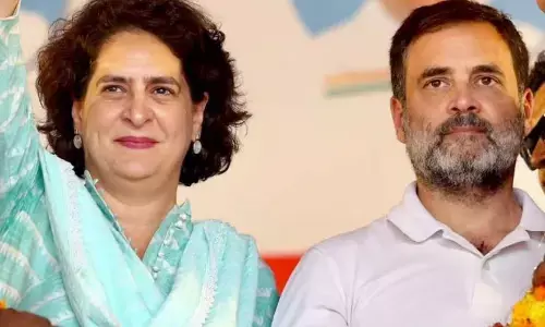 प्रियंका गांधी के हेलीकॉप्टर की लैंडिंग रोके जाने पर भड़के राहुल गांधी, जम्मू-कश्मीर प्रशासन पर लगाए गंभीर आरोप प्रियंका गांधी के हेलीकॉप्टर की लैंडिंग रोके जाने पर भड़के राहुल गांधी, जम्मू-कश्मीर प्रशासन पर लगाए गंभीर आरोप