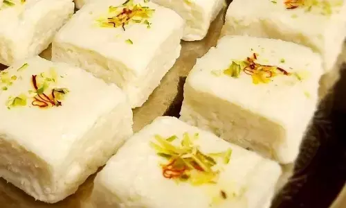 सिर्फ 5 मिनट में घर पर बनाएं टेस्टी पनीर कलाकंद बर्फी, मार्केट से मिठाई लाना भूल ही जाएंगे