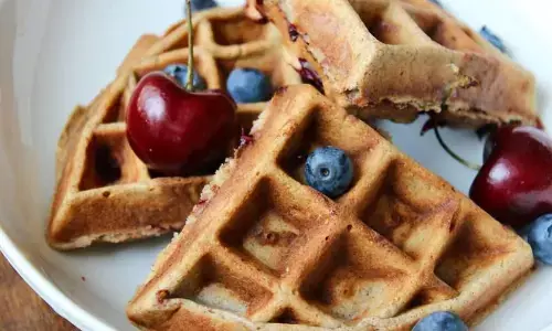 मीठा खाने की हो रही है क्रेविंग तो बिना पैसा खर्च किए हेल्दी तरीके से घर पर ही बनाएं ओट्स वॉफल, इस रेसिपी से ले सकते हैं मदद