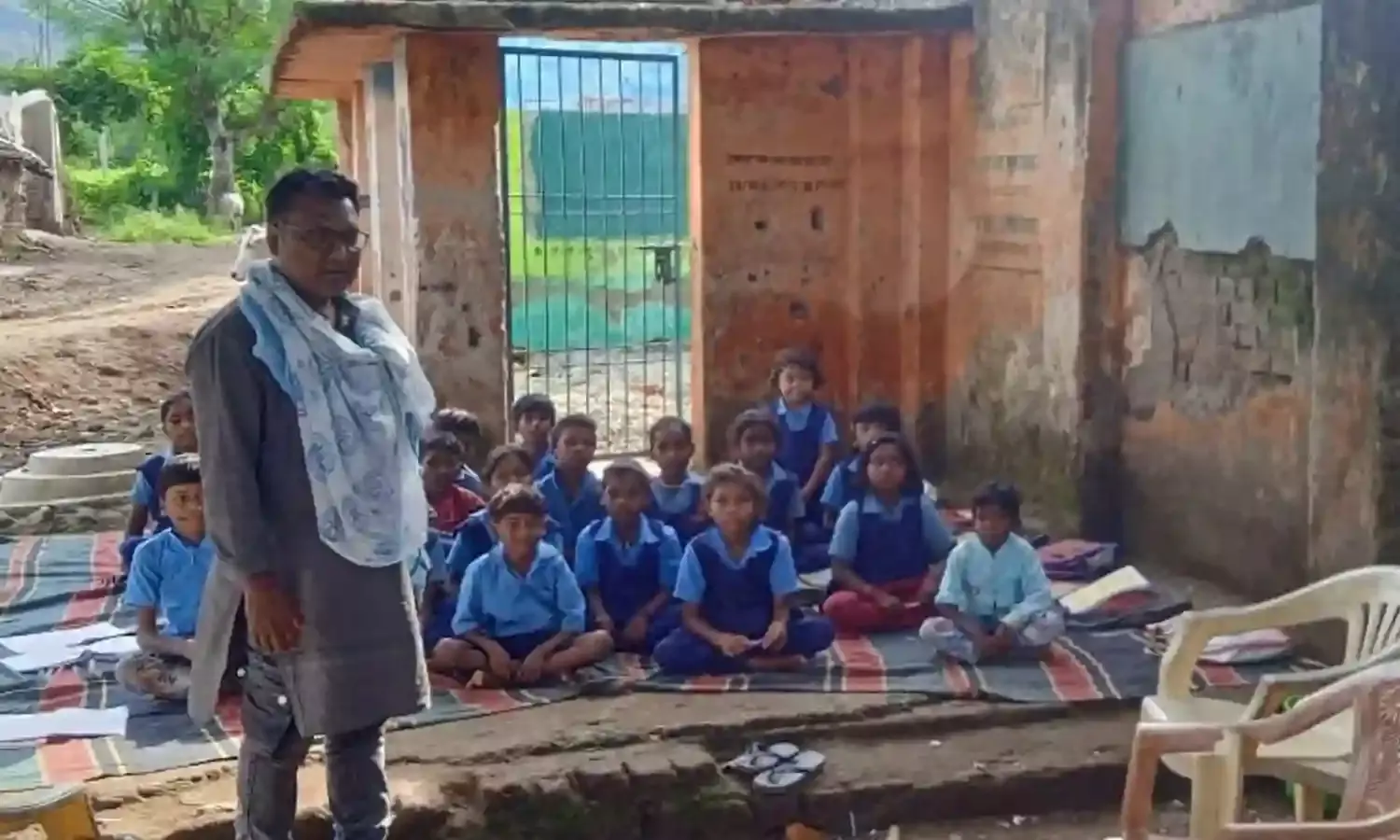 स्कूल भवन की नहीं हुई मरम्मत, सड़क भी कीचड़ से सराबोर, बैगा बस्ती की समस्याओं पर प्रशासन ने 25 दिन बाद भी नहीं दिया ध्यान