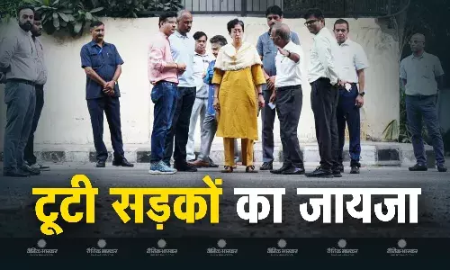 दिल्ली में टूटी सड़कों का जायजा लेने के लिए सड़कों पर उतरा आतिशी सरकार के मंत्रियो और आप नेताओं का अमला