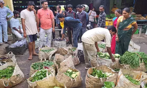 सब्जियों की आसमान छूती महंगाई से आमजन परेशान, किसानों से निकलते ही दो गुना हो जा रहे सब्जी के दाम सब्जियों की आसमान छूती महंगाई से आमजन परेशान, किसानों से निकलते ही दो गुना हो जा रहे सब्जी के दाम