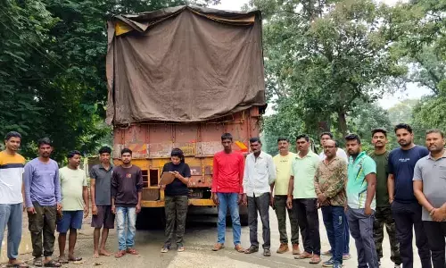 ट्रक में शराब लादकर ले जा रहे थे आरोपी, पुलिस ने साढ़े 25 लाख रुपए का माल किया जब्त