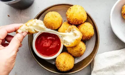 चीज बॉल्स खाने का है मन, तो घर पर ही बनाएं इस आसान सी रेसिपी की मदद से, बच्चे हो जाएंगे खुश