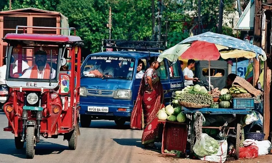 आगे तक बढ़ा लिए दुकानों के शेड, हाथठेलों का भी कब्जा आगे तक बढ़ा लिए दुकानों के शेड, हाथठेलों का भी कब्जा