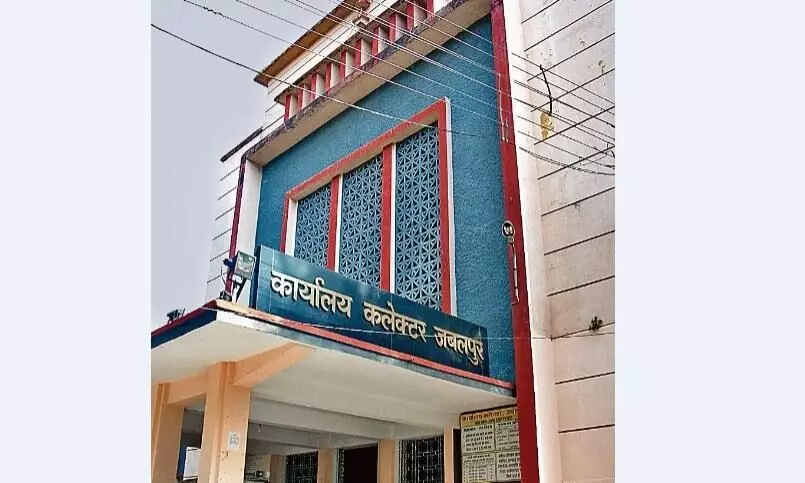 लकवाग्रस्त बुजुर्ग से जनपद कर्मी ने अवैध तरीके से वसूले 12 हजार लकवाग्रस्त बुजुर्ग से जनपद कर्मी ने अवैध तरीके से वसूले 12 हजार