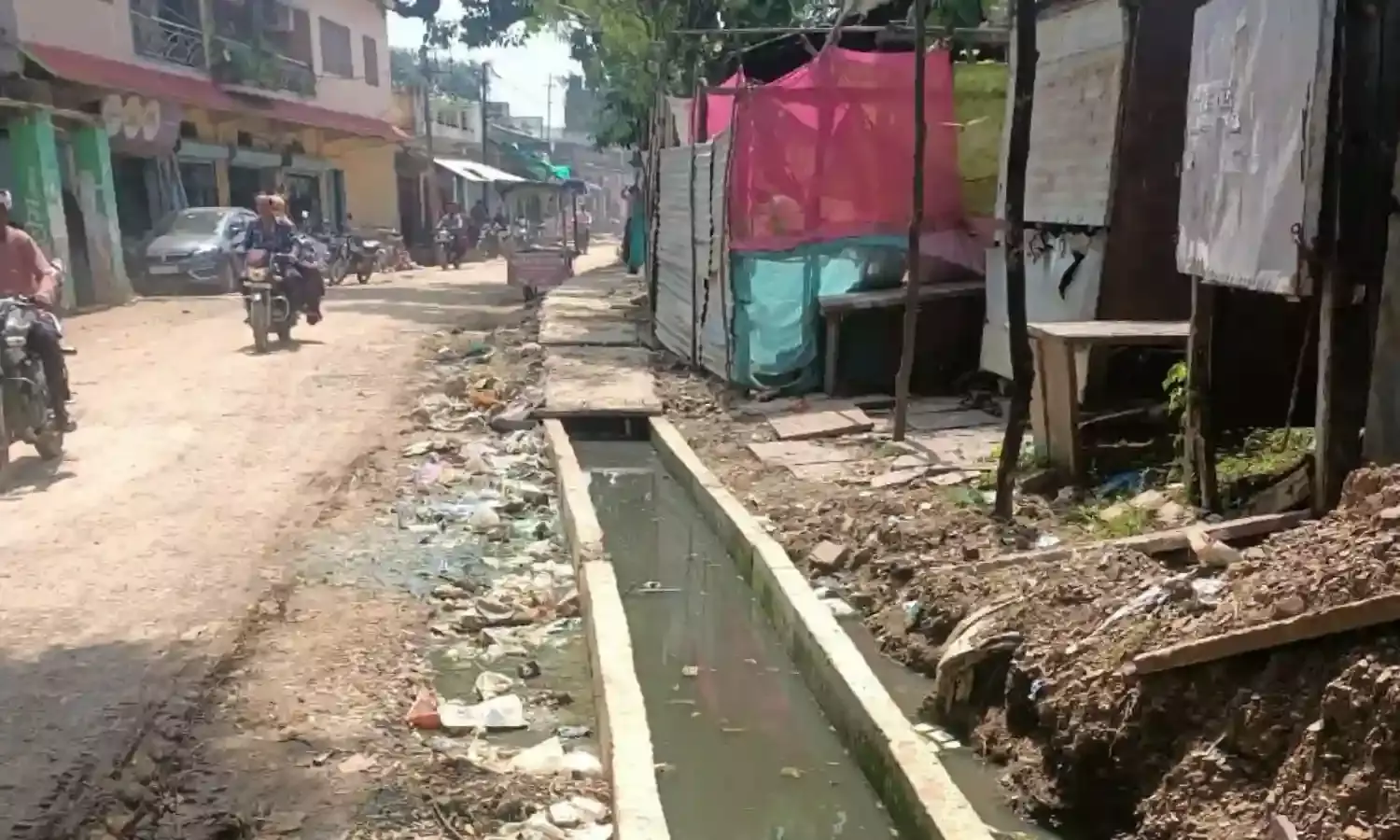 लाखों रूपए की लागत से निर्मित नाली से नहीं हो रही पानी की निकासी