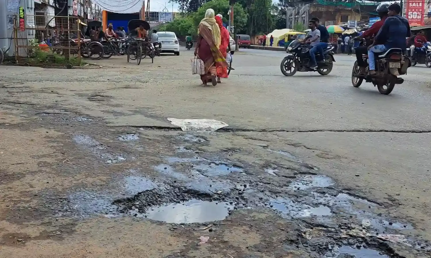 पर्व से पहले मरम्मत नहीं, सडक़ों पर गड्ढों की भरमार
