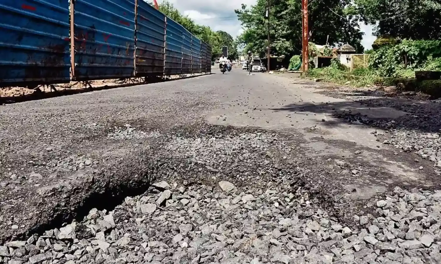 समय-सीमा बीती पर आज भी अधूरा है फ्लाईओवर, यहाँ भी लगने लगा जाम