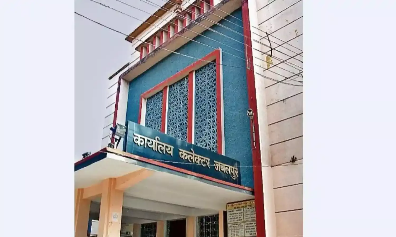 लकवाग्रस्त बुजुर्ग से जनपद कर्मी ने अवैध तरीके से वसूले 12 हजार