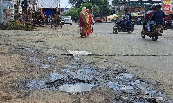 Shahdol News: पर्व से पहले मरम्मत नहीं, सडक़ों पर गड्ढों की भरमार