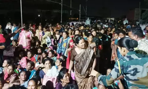 भंडारा में सुरक्षा किट लेने पहुंची महिला मजदूरों पर लाठीचार्ज